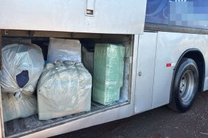 Imagem referente à notícia: Receita Federal e PRF apreendem três ônibus de turismo com mercadorias irregulares em Ubiratã