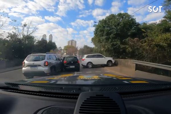 Imagem referente a notícia: Após perseguição e acidente, PRF apreende carro clonado carregado de maconha no Paraná