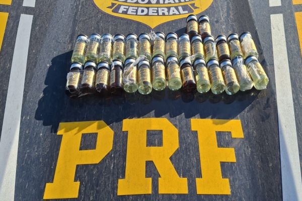 Imagem referente a notícia: PRF apreende anabolizantes ilegais durante fiscalização na BR-163, no sudoeste do Paraná