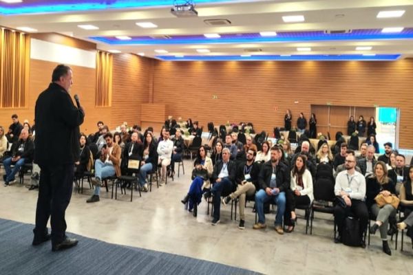 Imagem referente a notícia: Blazius fala para novos sócios de fortalezas do associativismo