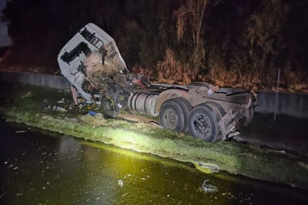 Imagem referente a notícia: Caminhão carregado de óleo vegetal tomba na BR-376  em Tibagi e deixa uma pessoa gravemente ferida