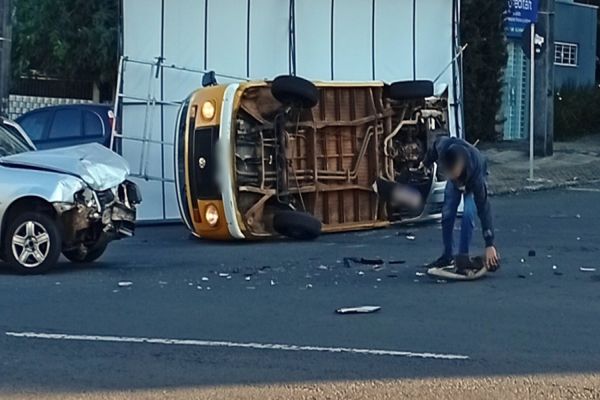 Imagem referente a notícia: Colisão entre Kombi e Saveiro provoca tombamento e interdita cruzamento no bairro Coqueiral