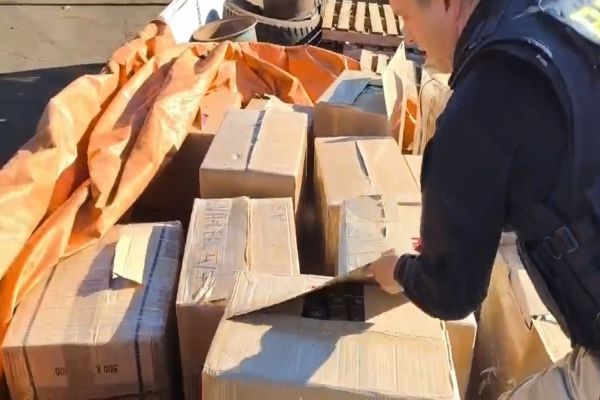 Imagem referente a notícia: PRF apreende caminhão carregado com eletrônicos em Santa Terezinha de Itaipu; O motorista levaria os produtos até Cascavel