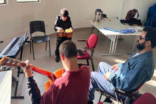 Imagem referente a notícia: Festival de Música de Cascavel tem oficina inclusiva que leva ensino da música a pessoas com baixa visão e deficiência visual