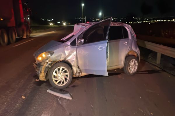 Imagem referente a notícia: Carro capota e outro veículo é atingido por destroços na BR-467 em Cascavel