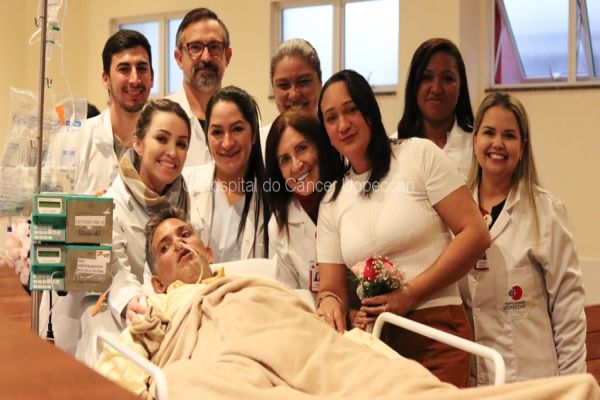 Imagem referente a notícia: Casamento emocionante celebra o amor em meio ao tratamento oncológico na Uopeccan