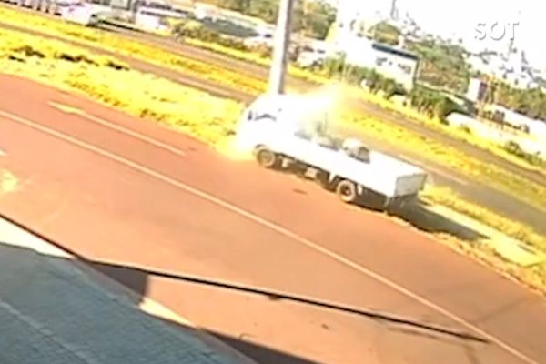 Homem fica ferido após colidir caminhão com poste no Loteamento Colina Dourada em Cascavel