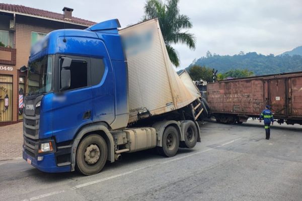 Trem colide com carreta em passagem de nível em Jaraguá do Sul