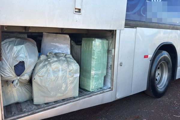 Imagem referente a notícia: Receita Federal e PRF apreendem três ônibus de turismo com mercadorias irregulares em Ubiratã