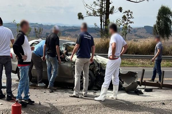 Imagem referente a notícia: Carro e caminhão colidem na BR-277 em Guaraniaçu e deixam três pessoas feridas