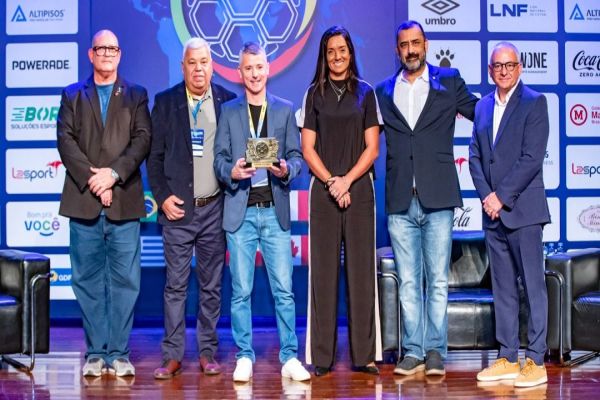 Imagem referente a notícia: Técnico do Stein Cascavel é homenageado em congresso internacional de futsal