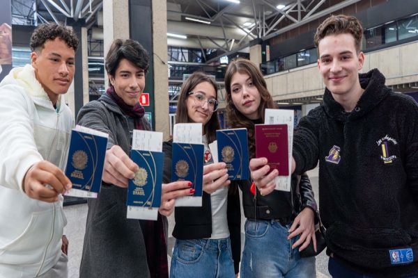 Imagem referente a notícia: Alunos paranaenses embarcam para Portugal para participar de programa de líderes em inovação
