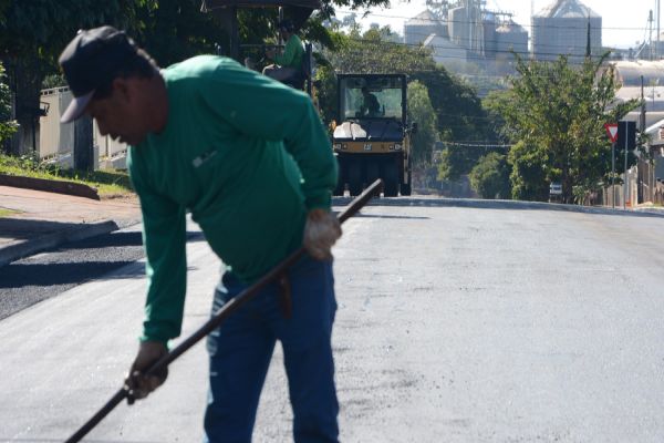 Imagem referente a notícia: Fiscalização tá ON: Sete ruas da cidade passam por correções asfálticas sem custo ao município de Corbélia
