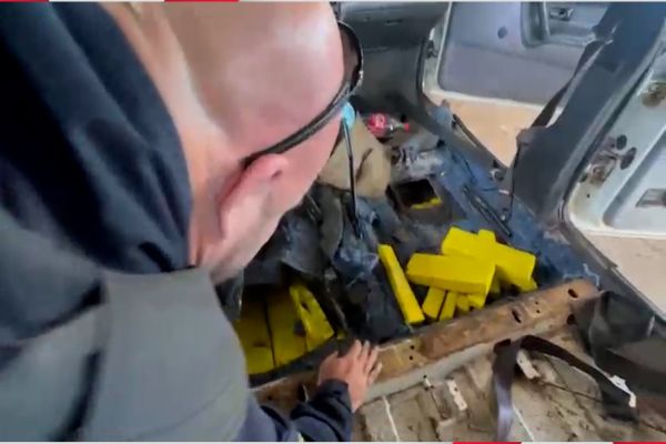 PRF encontra 81 kg de maconha escondidos em fundo falso de carro na saída de Maringá