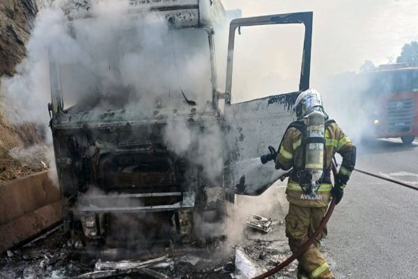 Incêndio em carreta interdita BR-376 por quase uma hora em Imbaú