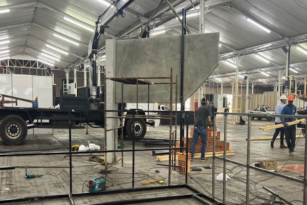 Expositores já iniciaram montagem da ExpoConstruindo, em Cascavel