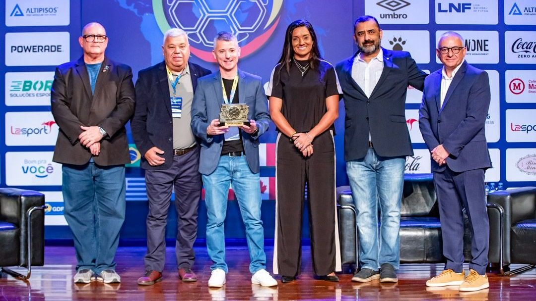 Técnico do Stein Cascavel é homenageado em congresso internacional de futsal