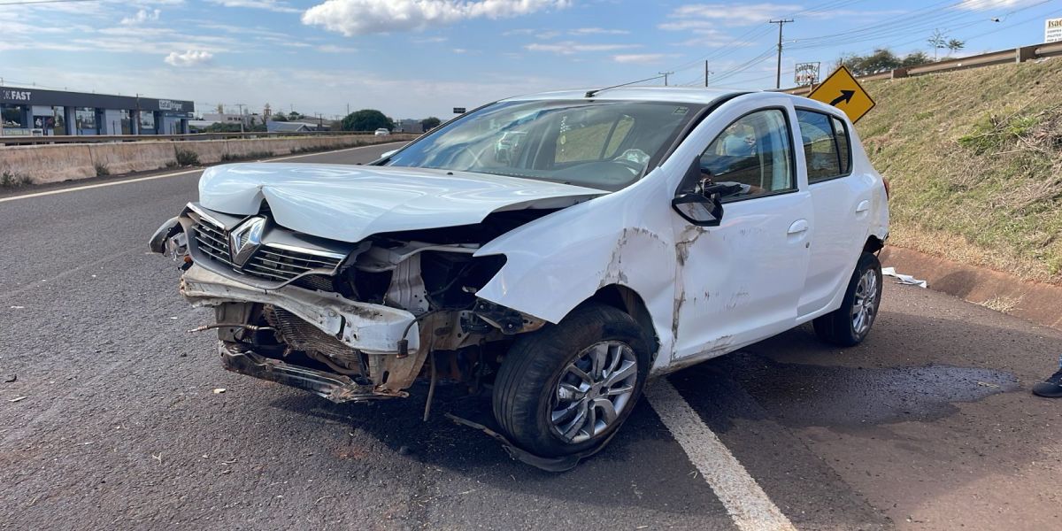 Condutora de 35 anos fica ferida após colisão entre Sandero e Gol na PRc-467, em Cascavel