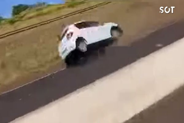 Imagem referente a notícia: Motociclista registra colisão de carro contra barranco na PRc-467 em Cascavel