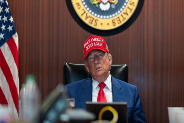 Imagem referente a notícia: Trump ameaça impor tarifas de 30% a partir de agosto sobre importações do México e União Europeia