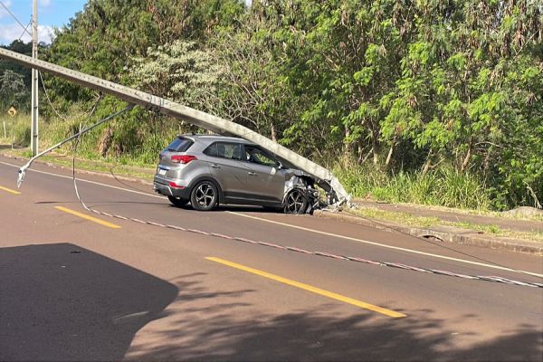 Carro colide com poste ao desviar de cachorro no bairro Canadá, em Cascavel