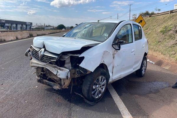 Condutora de 35 anos fica ferida após colisão entre Sandero e Gol na PRc-467, em Cascavel