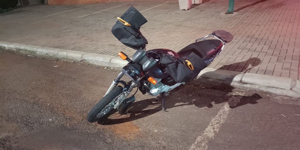 Motociclista fica ferido após colisão no cruzamento da Rua Recife com a Rua JK, em Cascavel