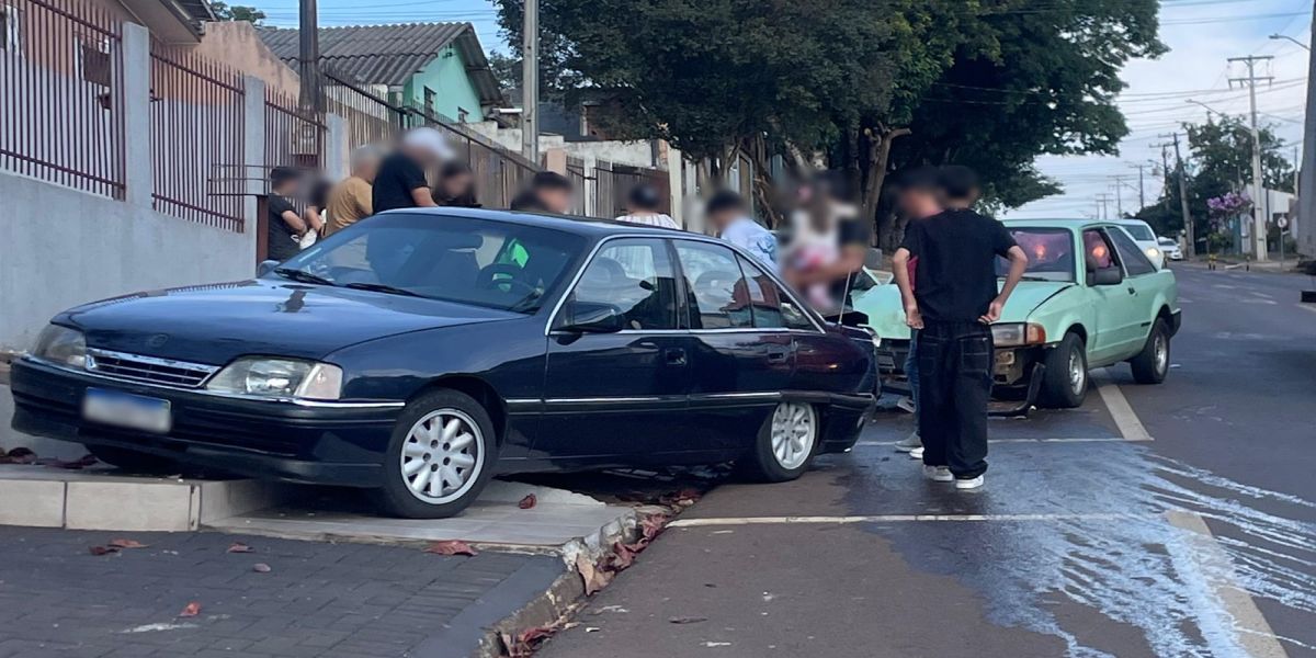 Escort colide contra carro estacionado no Bairro Periolo, em Cascavel