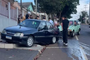 Veículo colide contra carro estacionado no Bairro Periolo, em Cascavel