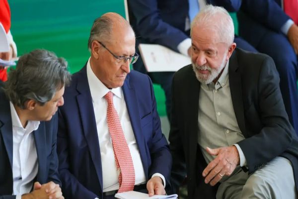 Imagem referente a notícia: Governo vai trabalhar para reverter taxação dos EUA, diz Alckmin