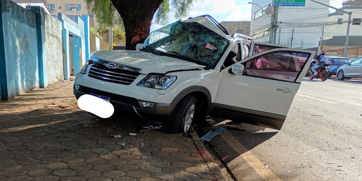 Carro colide em árvore após batida no no bairro Cancelli em Cascavel