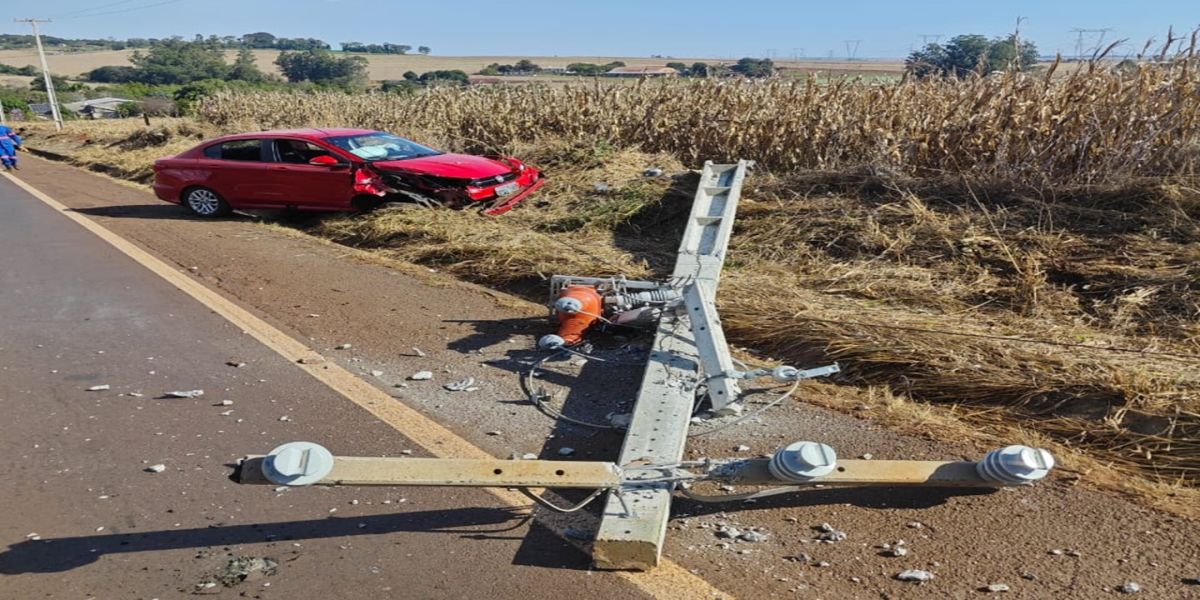 Condutora perde o controle e veículo atinge poste na PR-497 em São Miguel do Iguaçu