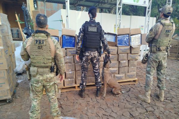 Imagem referente a notícia: ”Água batizada": PRF apreende mais de 1 tonelada de maconha escondida em carga de água mineral na BR-277 em Cascavel