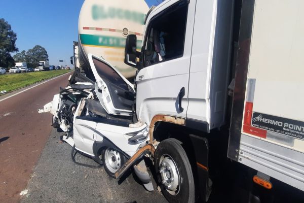 Imagem referente a notícia: Colisão traseira com engavetamento envolve três veículos na BR-376 em São José dos Pinhais
