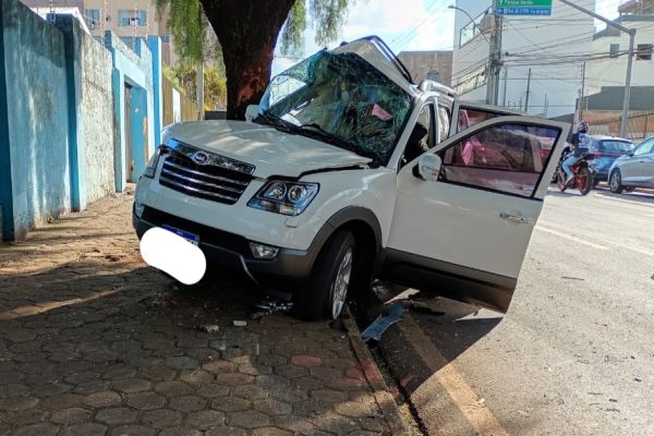 Imagem referente a notícia: Carro colide em árvore após batida no no bairro Cancelli em Cascavel