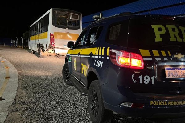 Imagem referente a notícia: Caminhão causa colisão lateral com ônibus de trabalhadores na BR-376 e foge logo após a batida