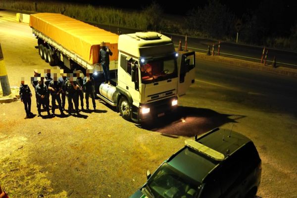 Imagem referente a notícia: Motorista de carreta é preso duas vezes, em menos de 72 horas, com carga de smartphones pela Receita Federal