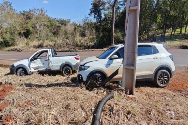 Imagem referente a notícia: Colisão transversal deixa três pessoas feridas na PR-497 em Itaipulândia