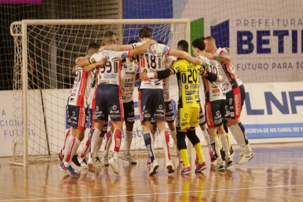 Imagem referente a notícia: Cascavel Futsal goleia Cruzeiro fora de casa e embala segunda vitória seguida na LNF