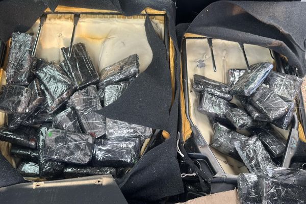 Imagem referente a notícia: PRF apreende cerca de 180 iPhones escondidos em carro no interior do Paraná