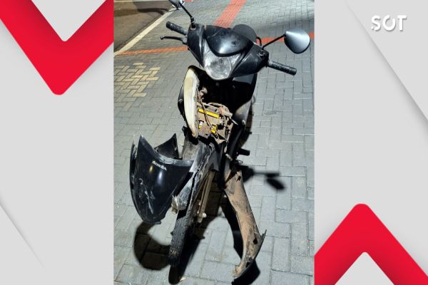 Colisão frontal entre carro e motoneta deixa uma pessoa ferida em Cascavel