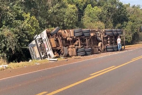 Imagem referente a notícia: Caminhão tomba na BR-369 e espalha carga de cavaco de madeira às margens da rodovia