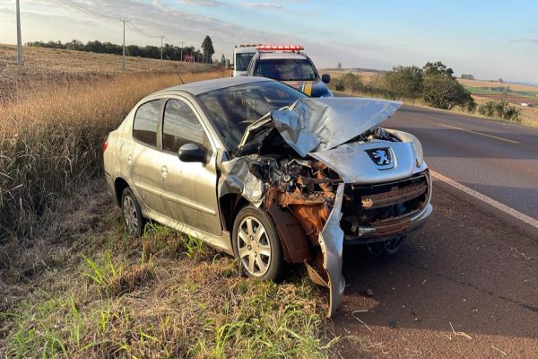 Imagem referente a notícia: Kangoo é arremessado em milharal após ser atingido por Peugeot na BR-369, em Cascavel