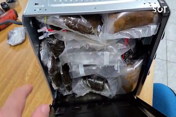 Imagem referente a notícia: Receita Federal apreende 4,5 kg de haxixe em forno elétrico em transportadora de Cascavel