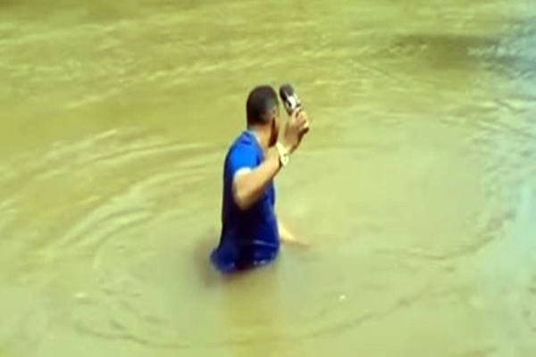 Imagem referente a notícia: Repórter pisa em corpo de adolescente desaparecida enquanto fazia reportagem dentro de rio no Maranhão