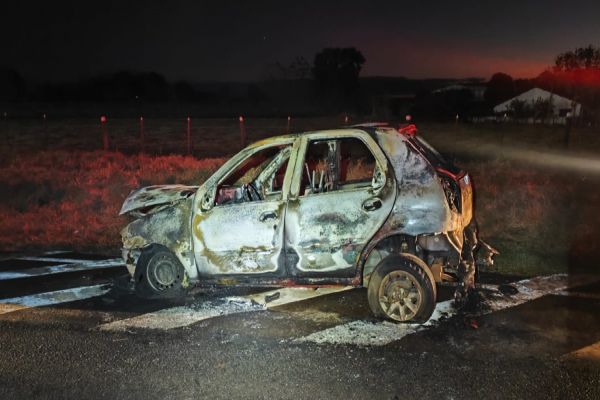 Imagem referente a notícia: Veículo pega fogo na PR-495 entre Entre Rios do Oeste e São Clemente