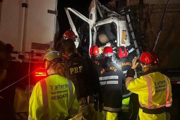 Imagem referente a notícia: Grave acidente entre caminhões bloqueia BR-116 em Campina Grande do Sul