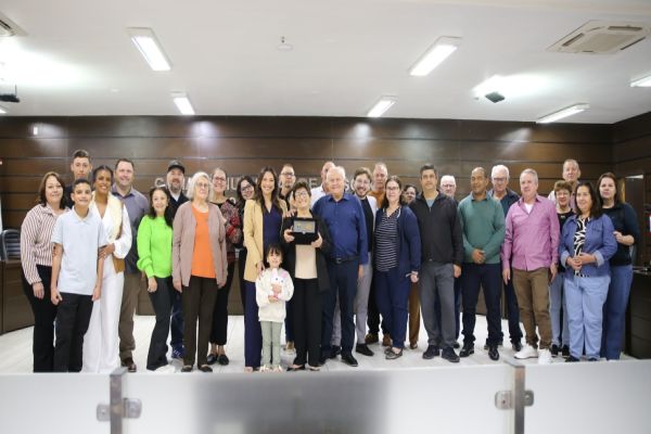 Imagem referente a notícia: Câmara exalta personalidades e instituições que são destaque para Cascavel
