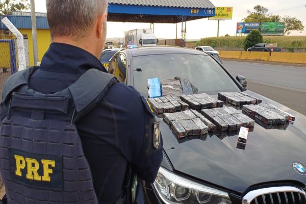 Imagem referente a notícia: PRF apreende BMW com medicamentos contrabandeados em Mandaguari