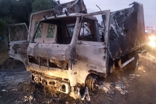 Imagem referente a notícia: Caminhão pega fogo e é destruído por chamas na PR-493 em Itapejara do Oeste